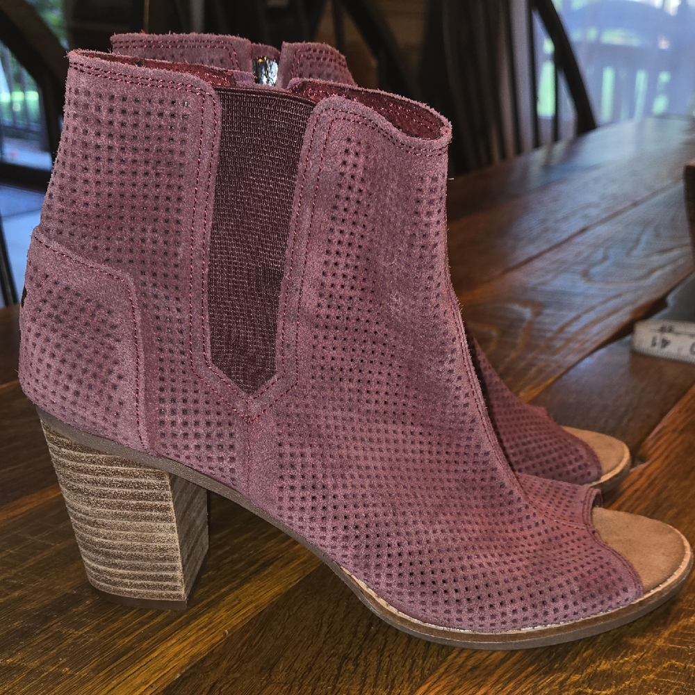 Toms Size 9 Majorca Peep Toe Perf Suede Pink/Maroon Diamond Chunk Heel Bootie